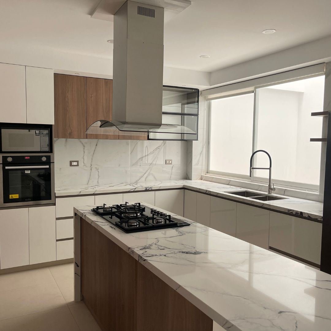 Cocina con isla central en San Isidro