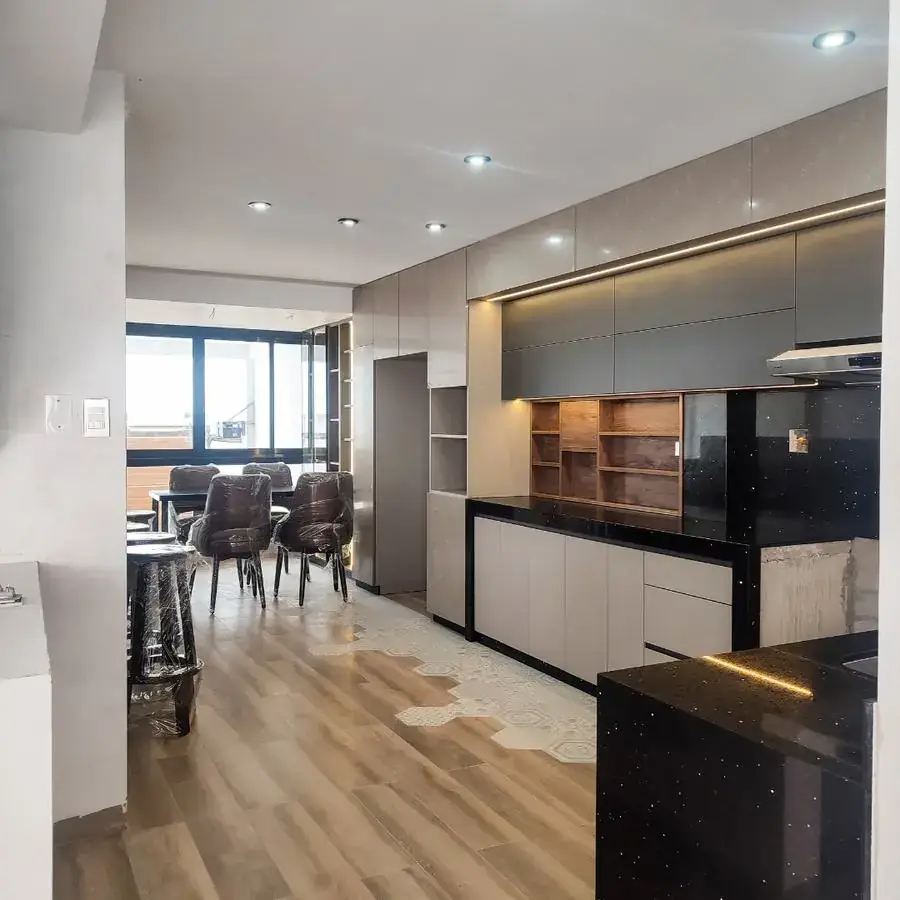 Cocina moderna en gris mate y madera con cuarzo negro — Covicorti, Trujillo